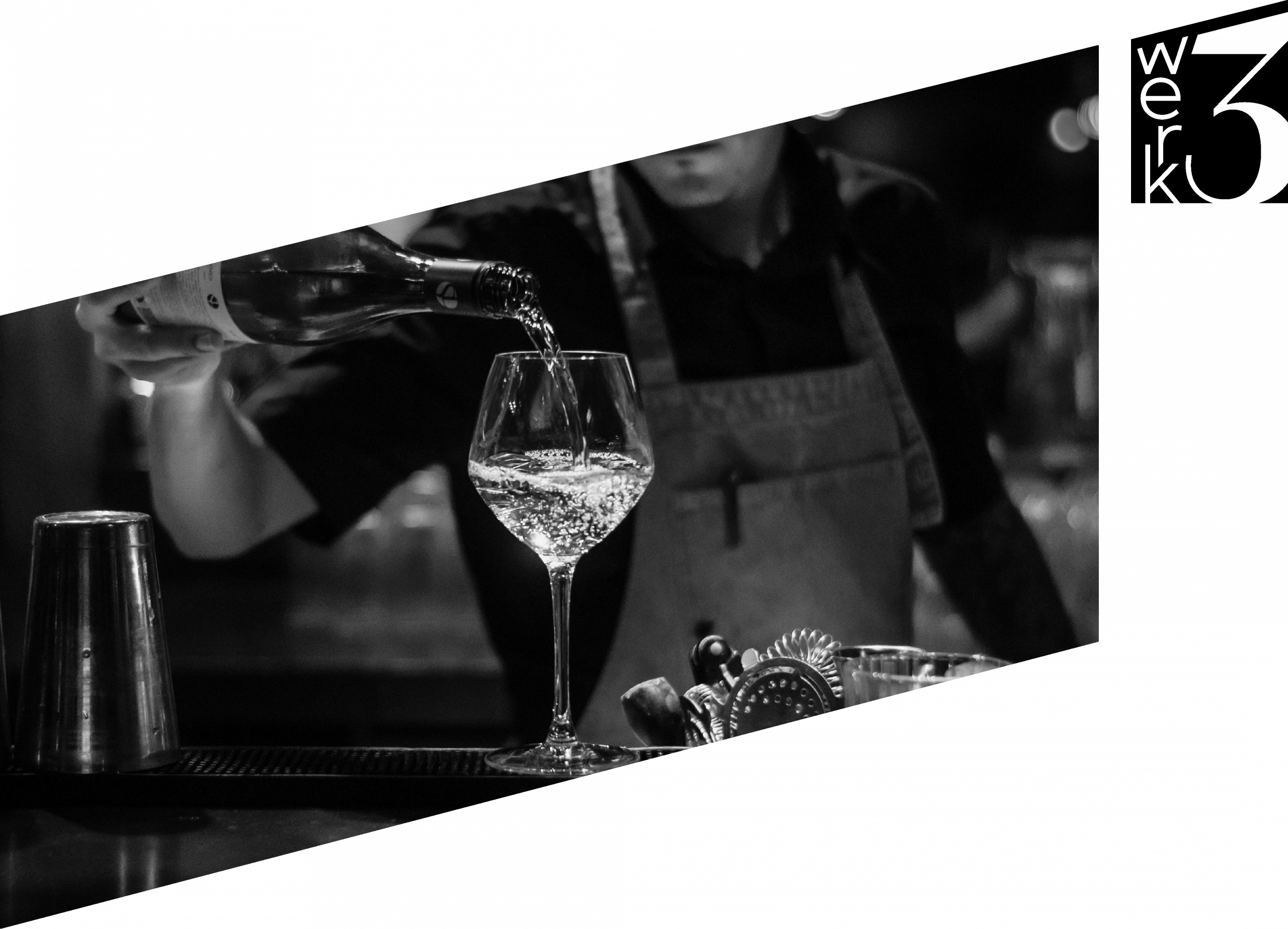 Wein wird aus einer Flasche in ein Weinglas eingeschenkt.