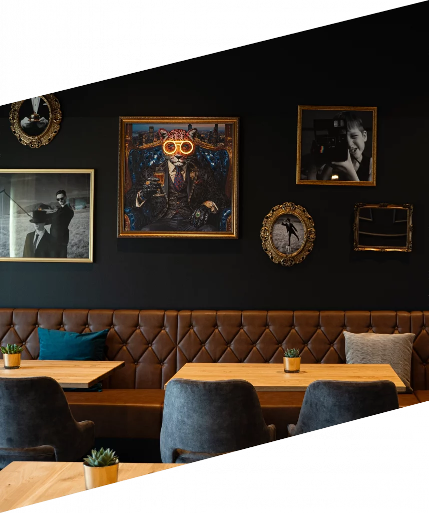 Sitzbereich im werk3 Veitshöchheim mit goldenen Bilderrahmen und modernem Interieur.